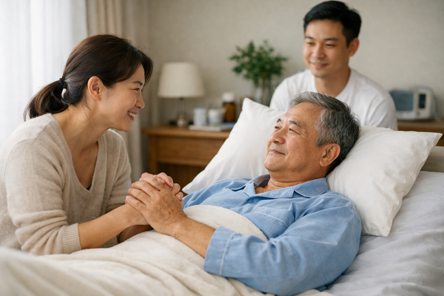 Người nhà nắm tay động viên tinh thần bệnh nhân giúp nhanh phục hồi